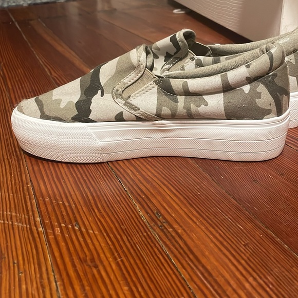 Lightly worn camo slip ons - Picture 2 of 3